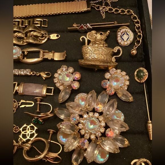 ⚜️ 2.5 LB Vintage Estate Jewelry Mystery Lot – Signed | Wearable & Repair ⚜️ - Picture 3 of 11